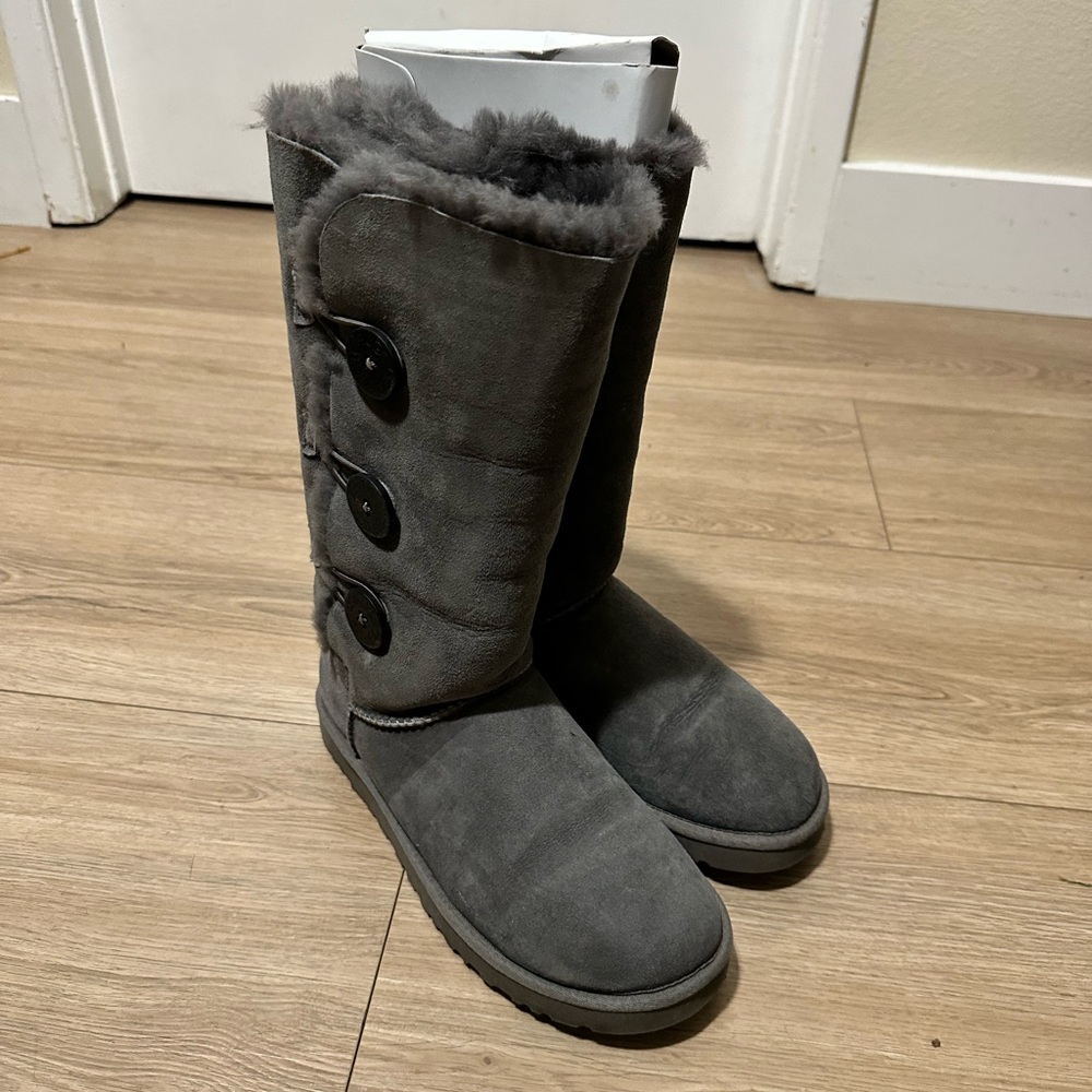 Women UGG Bailey boots size 8